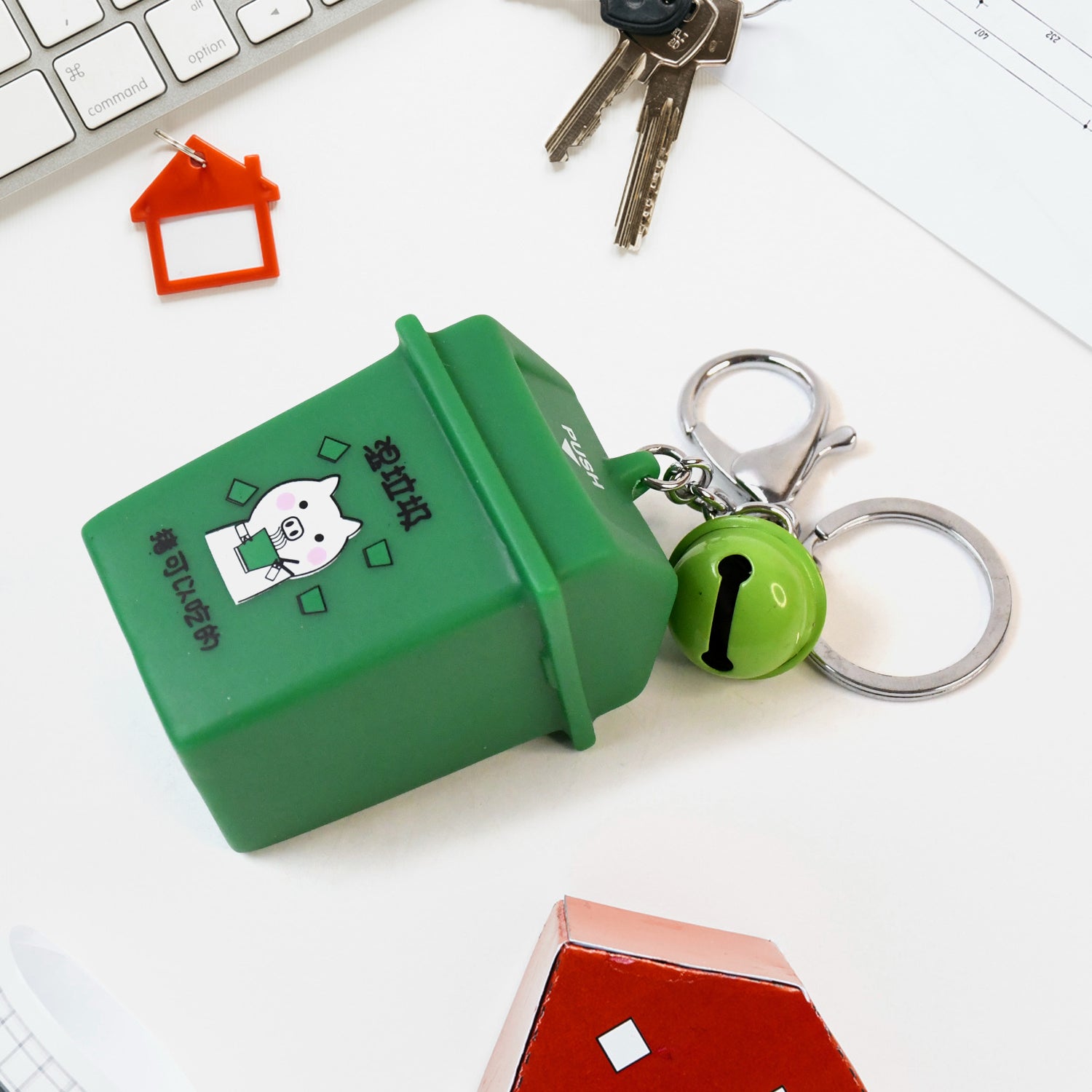 02_f54a7bb5-076c-4abd-8b20-b24893ae6f34.jpg Trash Can Keychain Recycle Can Keyring Novelty Keychain Garbage Classification keyholder for and Adults - Image 1
