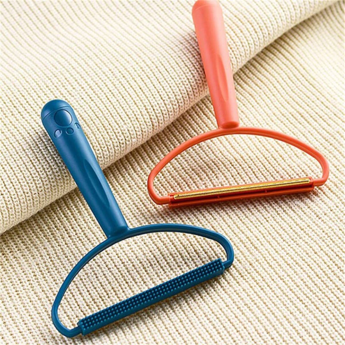 2-in-1 Portable Lint Remover Ã¢â‚¬â€œ Long-Handle Brush & Sticky Roller for Clothes, Furniture & Carpets (1 Pc) - Image 4