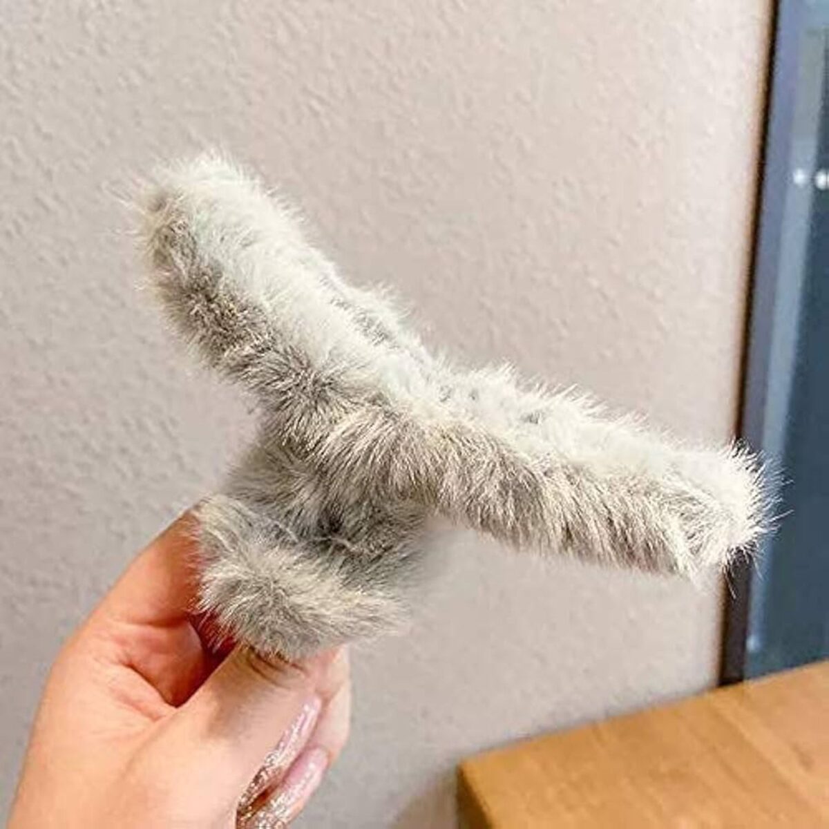 Large Plush Hair Claw Clips, Plastic Fluffy Hair Claw Hair (1 Pc / Mix Color) - Image 6