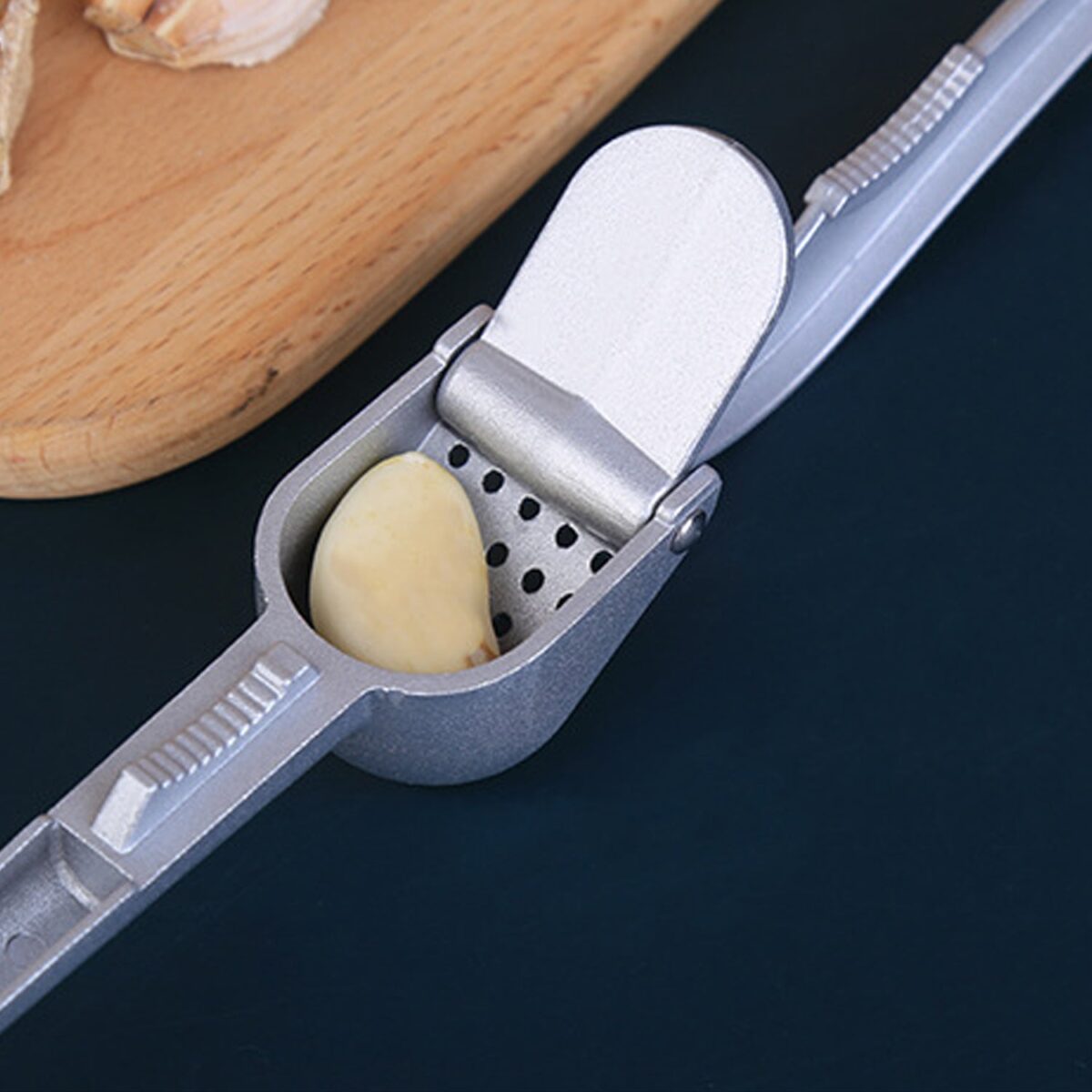Garlic Press All Aluminum Easy to Use with Light Weight without Difficulty Cooking Baking, Kitchen Tool, Safe - Image 1