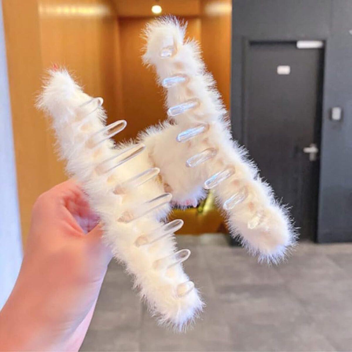 Large Plush Hair Claw Clips, Plastic Fluffy Hair Claw Hair (1 Pc / Mix Color) - Image 8