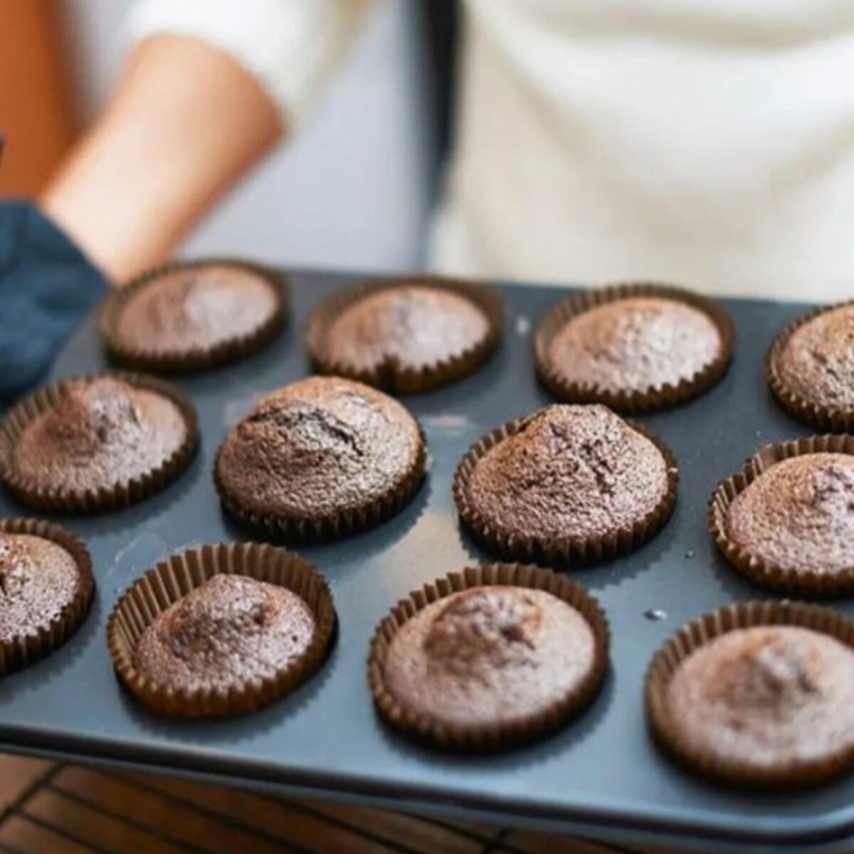 Nonstick Aluminium Muffin Tray Cupcake Pan Tray (12 Cup Cavities) - Image 3
